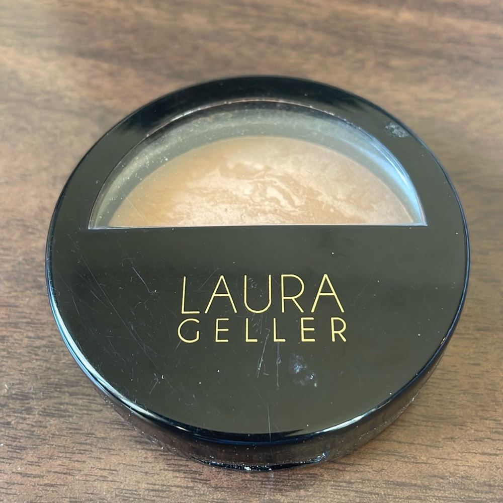 LAURA GELLER Baked Balance-n-Brighten Color Correcting Powder Foundation